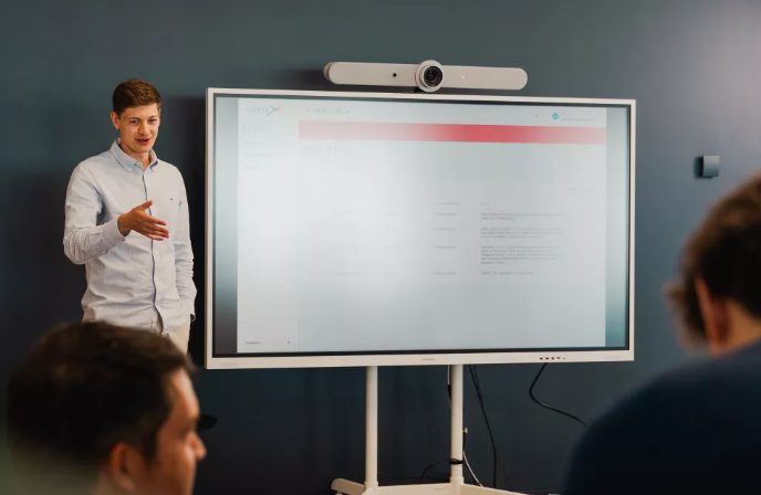 Een TLCC-consultant geeft een presentatie aan een klant